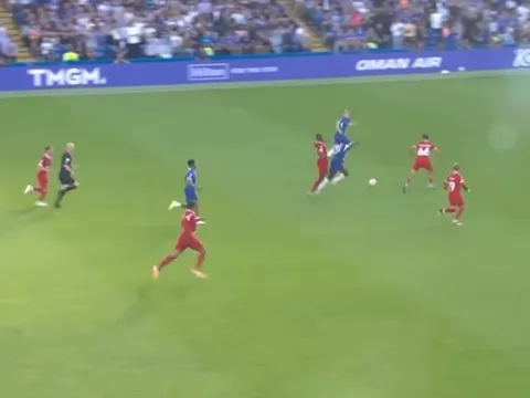 2 'tia chớp' xuyên phá hàng thủ, Liverpool toát hết mồ hôi hột