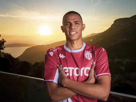 M.U vượt Barca trong cuộc đua giành 'Cafu mới'