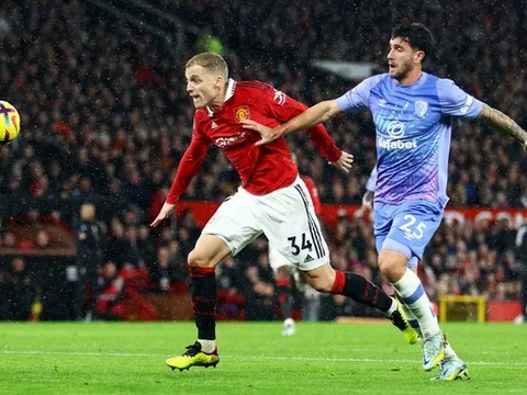 Cú sốc Van de Beek xảy đến với Man United