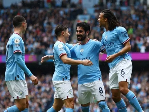 'Cú ăn 3 của M.U và mùa giải bất bại của Arsenal vẫn hơn Man City'