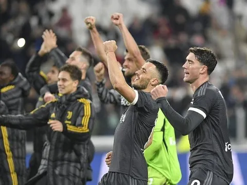 2 hậu vệ ghi bàn, Juventus tạm lên đầu bảng
