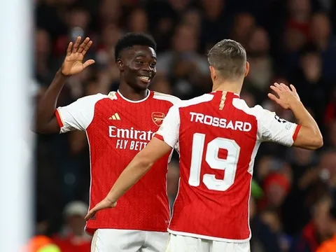Biến Ramsdale thành vật tế, Arsenal có ngay phương án chia lửa cho Saka