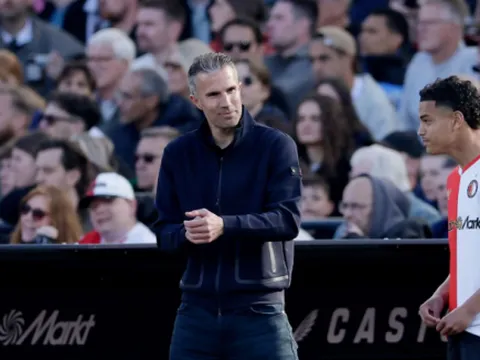 Van Persie ngỡ ngàng trước siêu phẩm của học trò