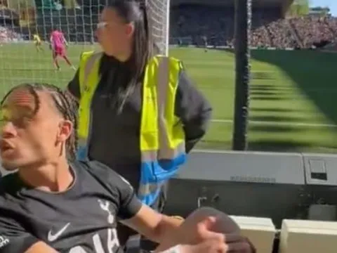 Xavi Simons văng tục với fan Wolves khi rời sân bằng cáng