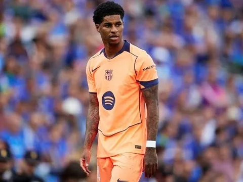 Rashford đáp trả tin đồn bằng bàn thắng thứ 13 cho Barca
