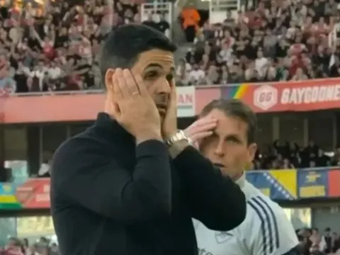 Arteta thót tim nhìn Wissa bỏ lỡ cơ hội ngon ăn