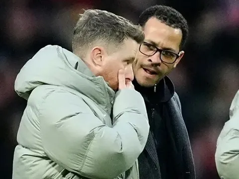 HLV tạm quyền Chelsea bác bỏ tin đồn về Liam Rosenior