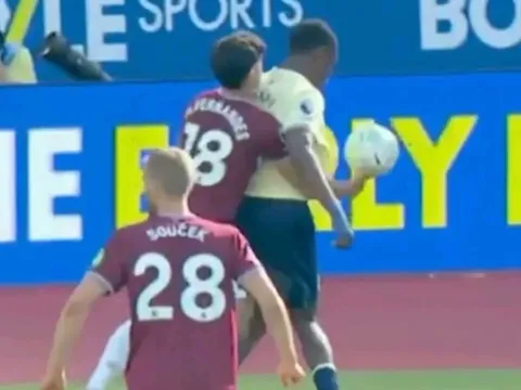 Fan Spurs phẫn nộ tố VAR tước cơ hội trụ hạng