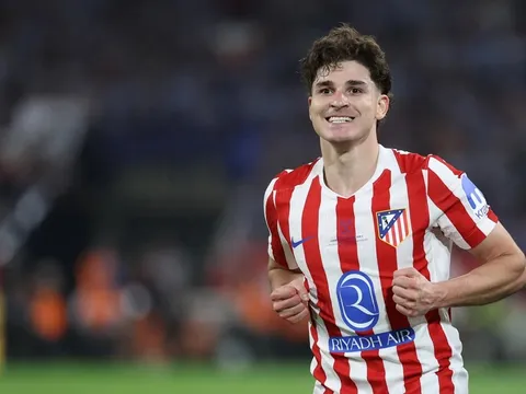 Romano làm rõ vụ Barca tranh Alvarez với Arsenal