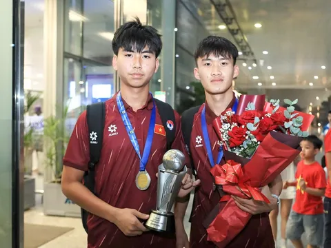 U17 VN rước cúp về nước, sẵn sàng đấu giải châu Á