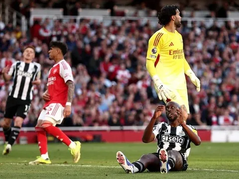 Newcastle buộc phải bán lỗ tiền đạo để tái thiết hàng công