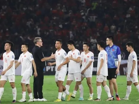 Bồi thường khổng lồ nếu sa thải sớm HLV Troussier; Cầu thủ Indo ốm hàng loạt