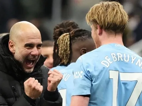 Kompany ca ngợi nhạc trưởng City: "Nếu bạn có thể phân phối bóng như cậu ấy..."