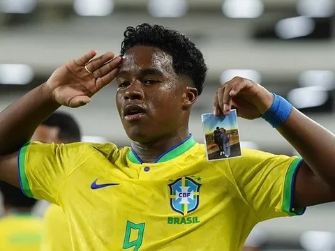 Endrick ăn mừng bàn thắng bằng cách khoe ảnh với bạn gái