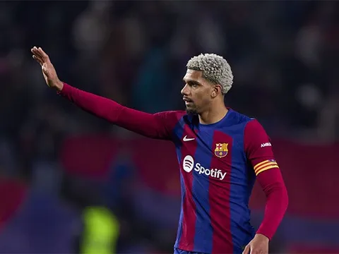 Giám đốc thể thao của Bayern tiết lộ về thương vụ Ronald Araujo