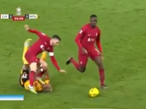Robertson đạp thẳng mặt Adama Traore