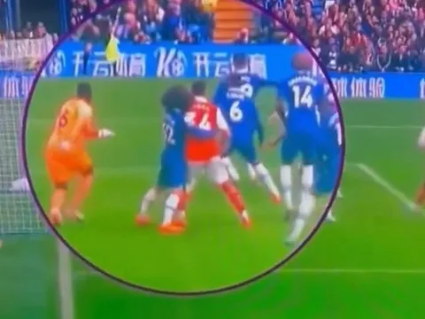 Pep tiết lộ điều đã nói với Tsimikas và Arthur