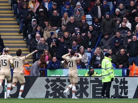 Volley đẳng cấp, Chilwell làm CĐV Leicester City câm lặng