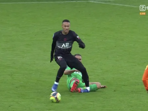 SỐC! Neymar chấn thương nặng, lật cổ chân