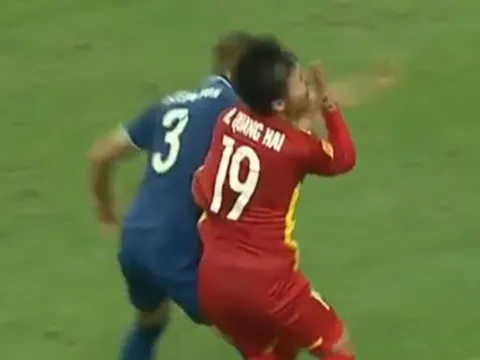 "Phải có tấm thẻ đỏ dành cho cầu thủ Thái Lan"