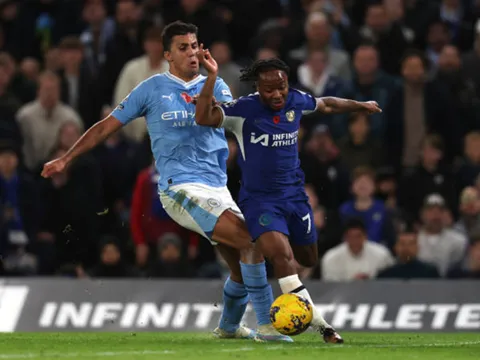 Sterling làm rõ tương lai với Chelsea