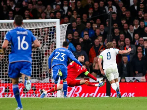 Son xử lý thần sầu, biến hậu vệ đối phương thành trò hề