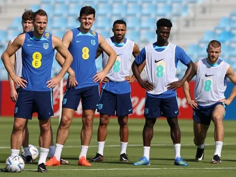 Lloris đá xoáy Emiliano Martinez: "Trò hề trước khung thành"