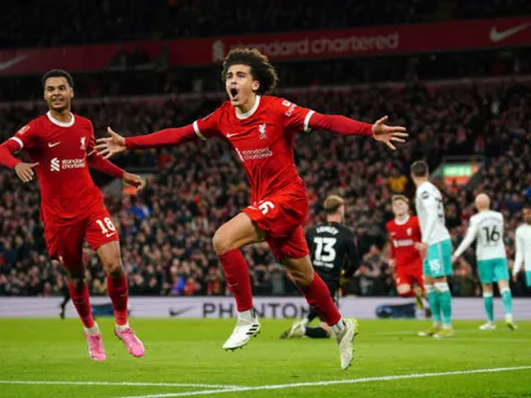 Lập cú đúp, thần đồng của Liverpool khiến Carragher mê mệt