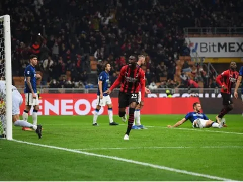 Hazard chuyền lỗi cho cầu thủ Canada, trọng tài biên căng cờ báo việt vị