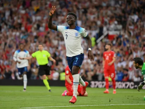 Fan Arsenal: "Cầu thủ chạy cánh phải hay nhất thế giới"