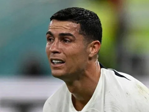 Jay Jay Okocha: Ronaldo bị loại không phải điều khó tin