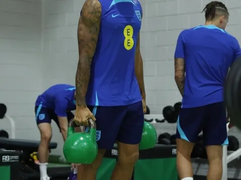 Cứa lòng tuyệt đẹp, ''mơ ước'' của M.U phá vỡ im lặng