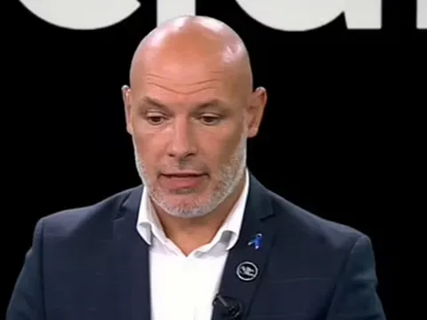 Howard Webb: "Trọng tài đã đúng khi không dừng trận đấu"