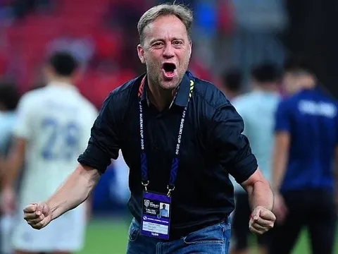 Jesus chăm chú; Người thay thế Saliba xuất hiện