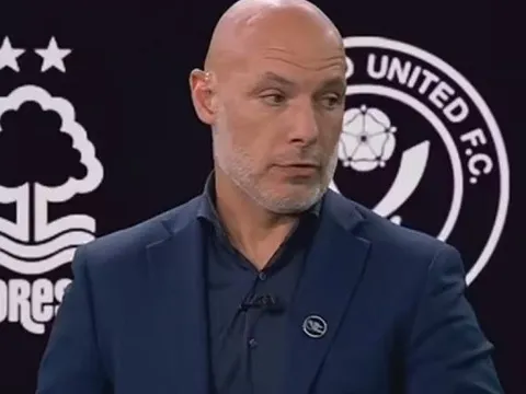 Howard Webb lý giải nguyên nhân Man Utd thoát phạt đền