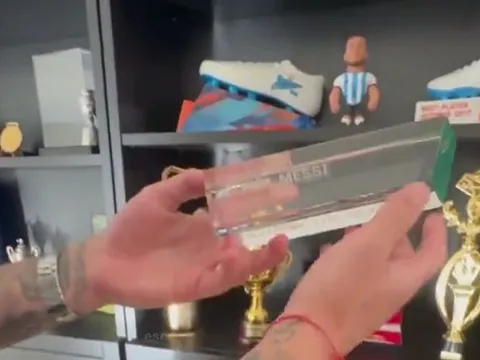 Lionel Messi hào phóng tặng danh hiệu cho đàn em