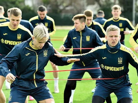 Zinchenko bắt cặp với chữ ký hụt 100 triệu euro của Arsenal