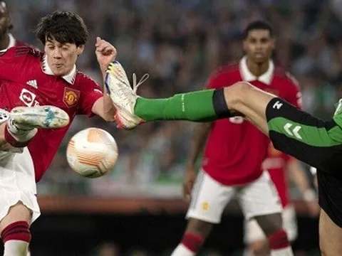 Thắng tranh chấp 6 lần, sao trẻ gây ấn tượng mạnh với Ten Hag