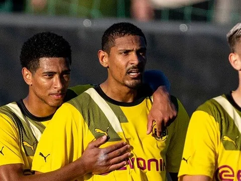 Lao vào sân đấm thủ môn, CĐV lãnh án phạt cực nặng