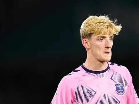 Trò hề gây phẫn nộ xuất hiện trong trận Arsenal