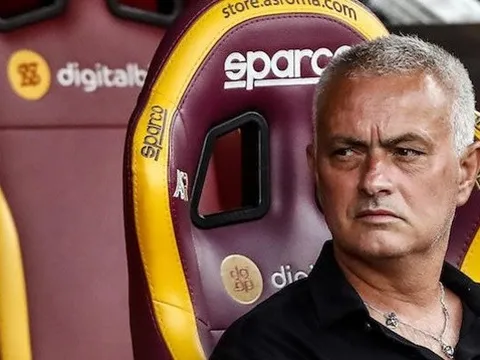 Ngồi ghế nóng, Carrick nhắc về Mourinho