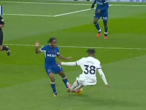 Mark Clattenburg lại chỉ trích tổ VAR