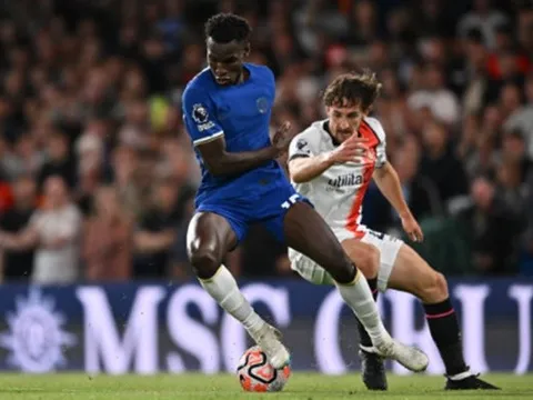 Saliba phản ứng trước màn ra mắt ấn tượng của David Raya