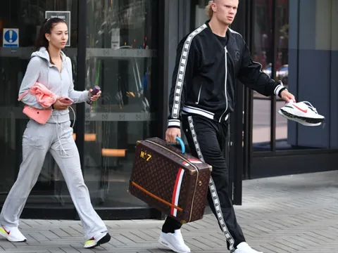 Haaland cùng bạn gái vội rời khỏi Manchester