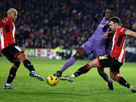 Trung vệ Liverpool lập kỷ lục khó tin ở Premier League