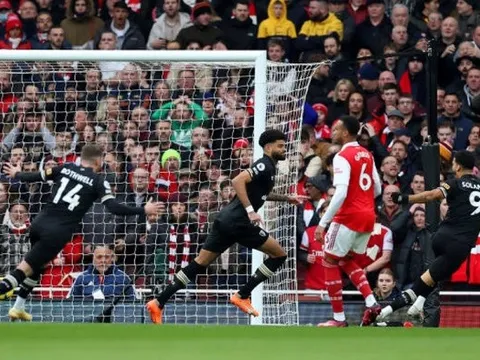 Arsenal nhận bàn thua nhanh thứ hai lịch sử