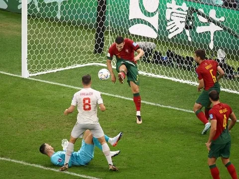 3 hậu vệ Man United thi nhau phá bóng trước vạch vôi