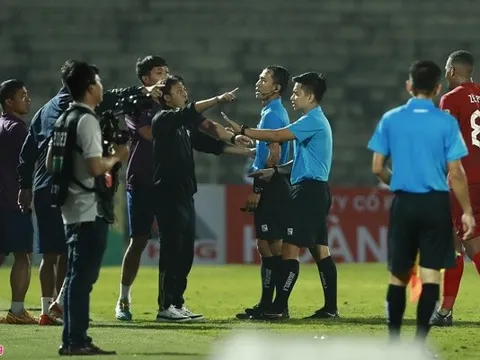 3 phút hoang mang của trọng tài trận Hà Tĩnh - Hà Nội