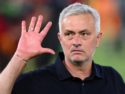 3 ứng viên thay Santos ở Bồ Đào Nha: Mourinho và thầy cũ Lewandowski