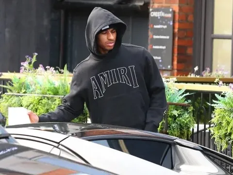 Marcus Rashford đuổi người phụ nữ bí ẩn ra khỏi phòng lúc 3 giờ sáng